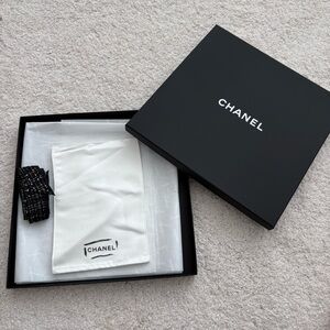CHANEL Elegant White Dust Mitt & Gift Box